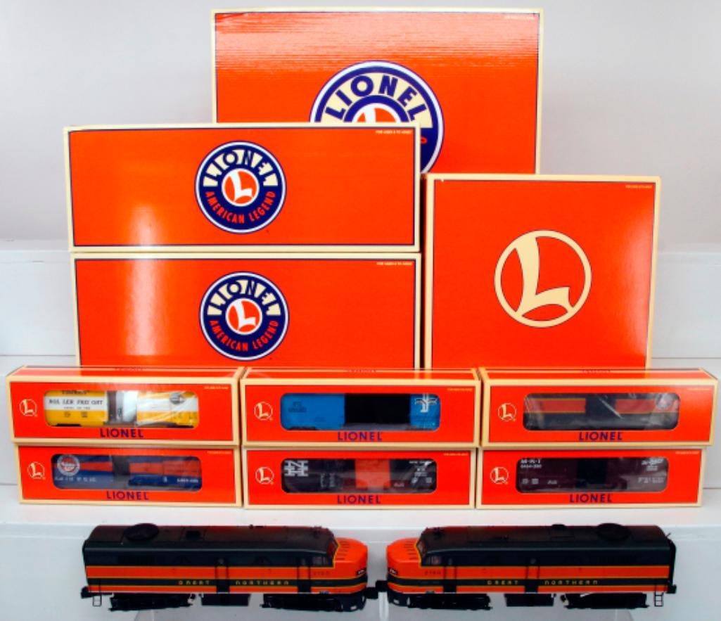 Lionel Modern O Gauge FA AA Diesel Powered and Nonpowered Great Northern Diesel Units and 6464 Box (1 of 12)