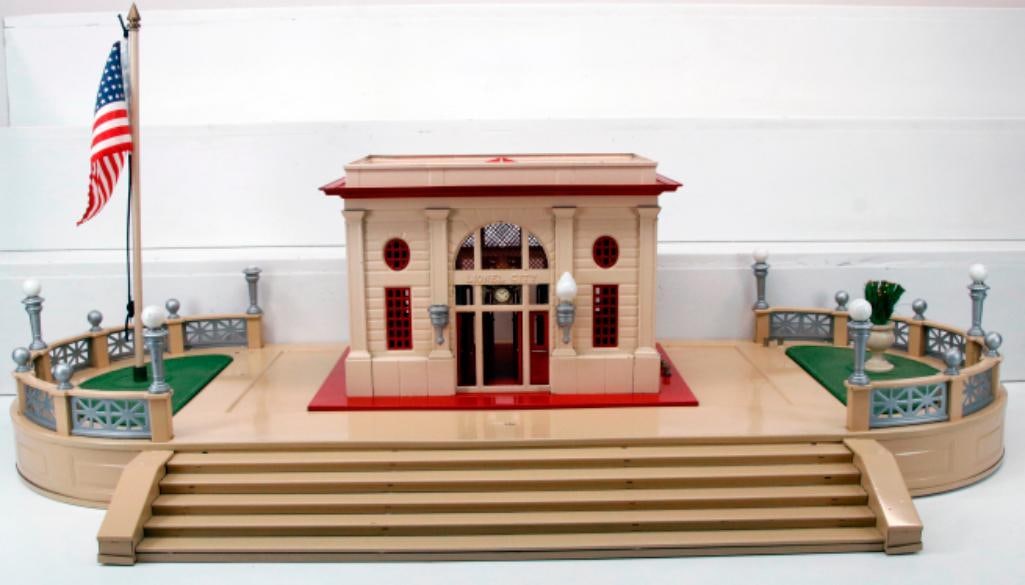 T Reproductions Modern Standard Gauge Terrace with Lionel Prewar 115 Station ivory and red (1 of 5)