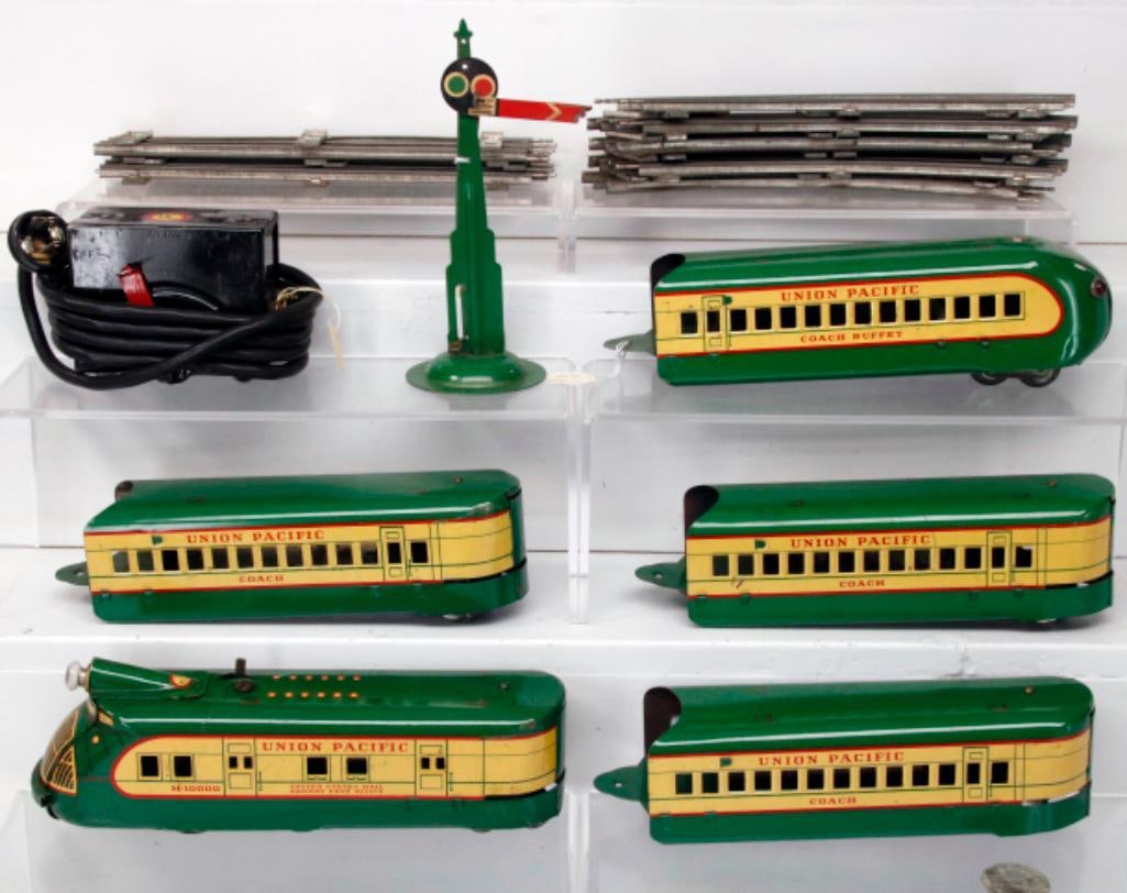 Marx Toy Trains O Gauge #1093 Union Pacific M10000 Streamliner Set Boxed: Marx Toy Trains O Gauge #1093 Union Pacific M10000 Streamliner Set Boxed, with City of Denver M - 10000 Green and cream Streamliner with Four (4) Streamliner Passenger Cars, in C7 minus overall condit