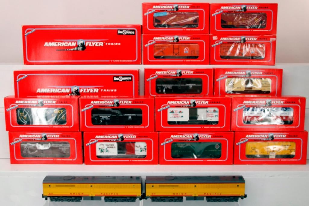 American Flyer Lionel Modern S Gauge Union Pacific PB-1 Nonpowered Engine Boxed X2 and Fourteen Cars (1 of 14)