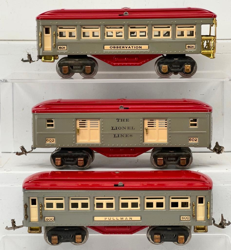 Lionel Prewar O Gauge 600 – 601 – 602 gray and red Passenger Cars: Lionel Prewar O Gauge 600 – 601 – 602 gray and red Passenger Cars, in C7 overall condition.