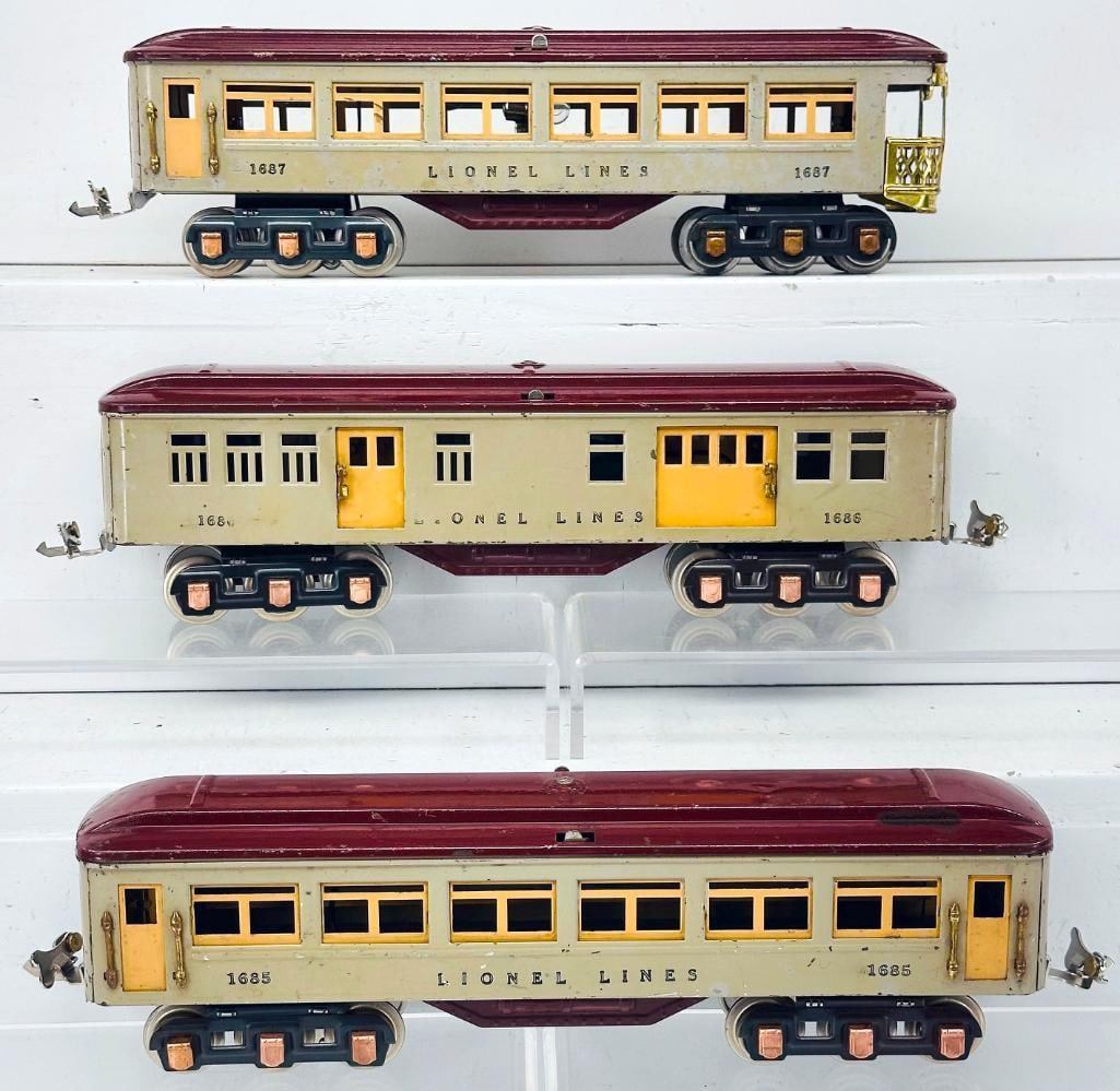 Lionel Prewar O Gauge 1685 – 1686 – 1685 Gray and Vermillion Passenger Cars: Lionel Prewar O Gauge 1685 – 1686 – 1685 Gray and Vermillion Passenger Cars, in C6 overall condition.