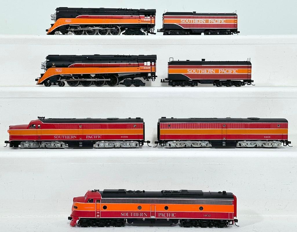 Life - Like and Lionel HO Scale Southern Pacific Locomotive and Tender X2 and Southern Pacific A-B (1 of 8)