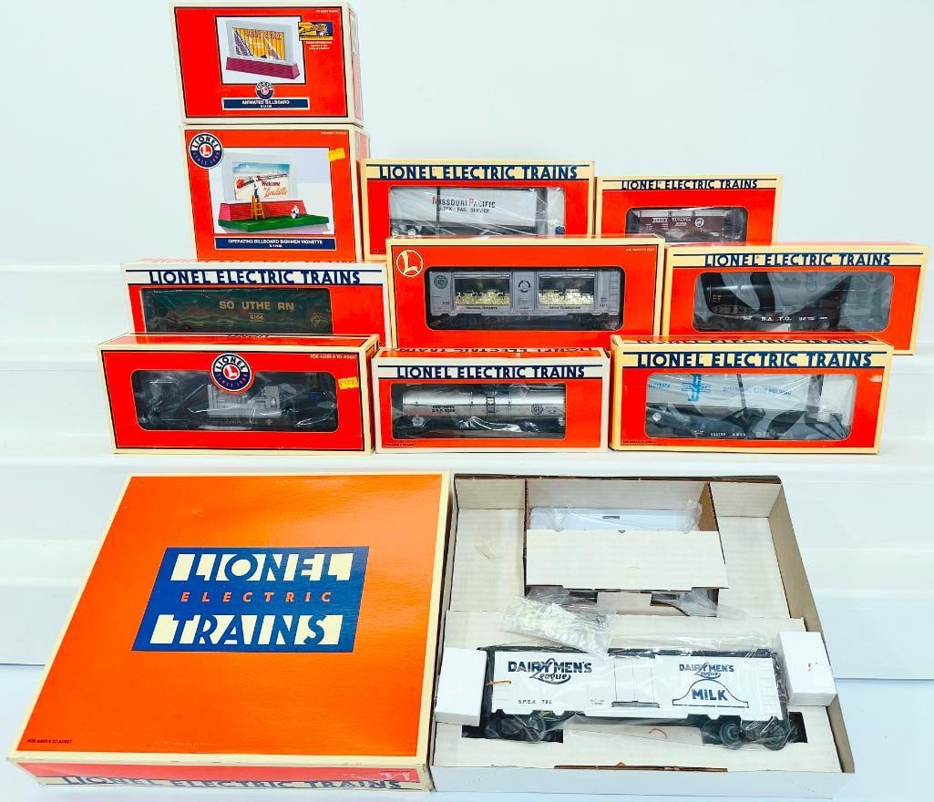 Lionel Modern O Gauge Nine (9) Assorted Freight Cars and Accessories (1 of 5)