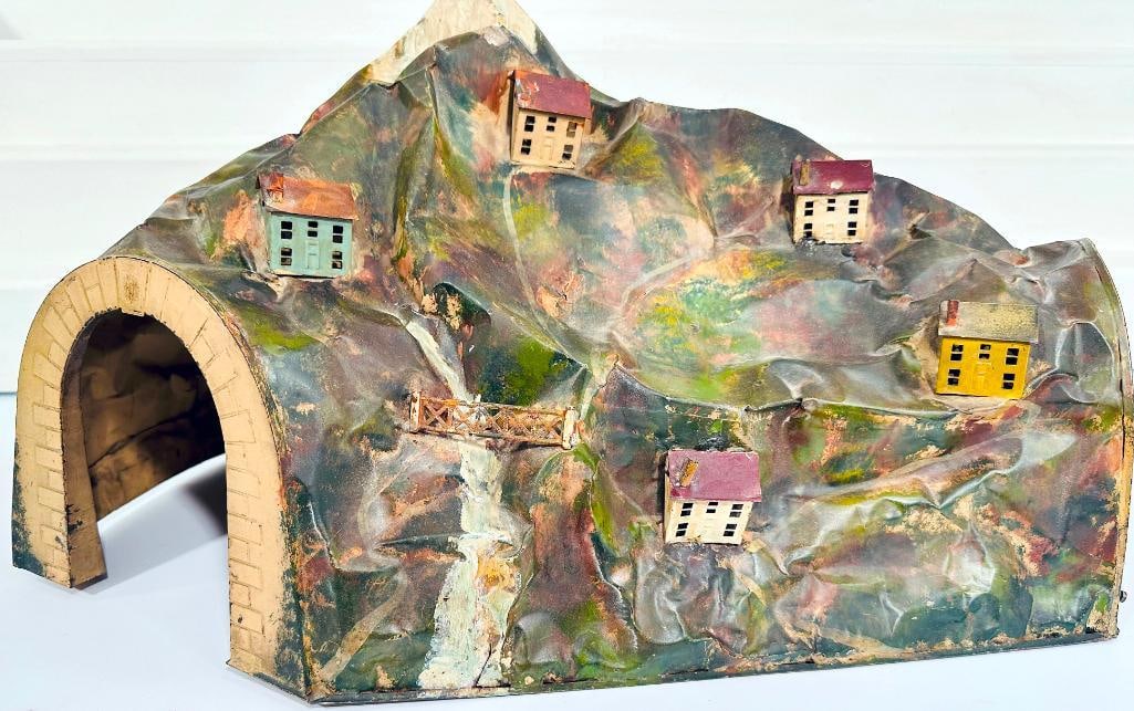 Lionel Prewar O Gauge Metal 130L Tunnel: Lionel Prewar O Gauge Metal 130L Tunnel, in C6 plus or better overall condition. This is a RARE and hard-to-find metal tunnel.