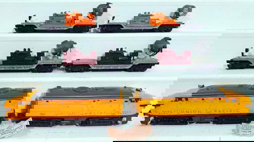 Lionel Postwar O Gauge 2023 Union Pacific Yellow/Gray A-A Alco Units and 4 Assorted Searchlight Cars
