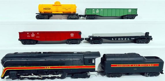 Lionel Postwar O Gauge 746 Norfolk and Western Locomotive/746W Short Stripe Tender/Four Freight Cars