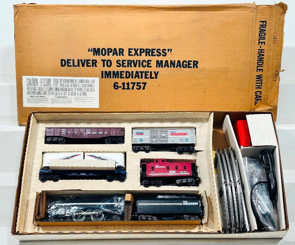 Lionel Modern O Gauge Mopar Express #6 - 11757: Lionel Modern O Gauge Mopar Express #6 - 11757, in C10 and with its original box.