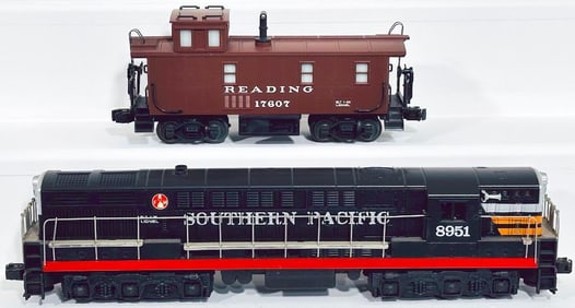 Lionel Modern O Gauge 8951 Southern Pacific Dual Motor FM Diesel Locomotive and Reading Caboose