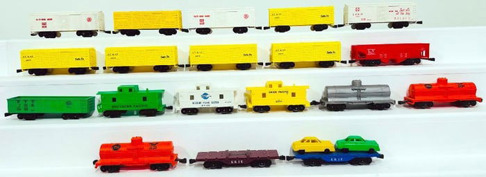 Marx Postwar O Gauge Nineteen (19) Assorted 4 wheel Plastic Freight Cars