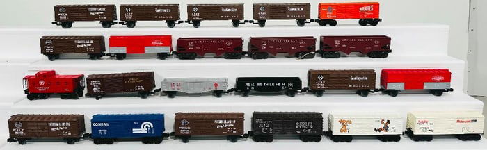 Lionel Modern O Gauge Twenty-two (22) Assorted Freight Cars