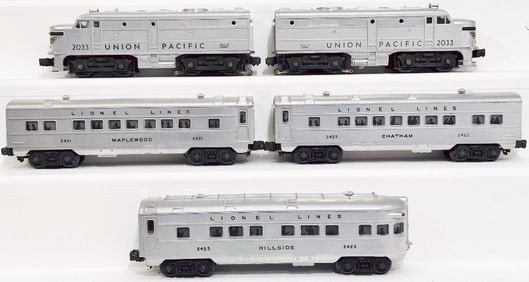 Lionel Postwar O Gauge 2033 Union Pacific Silver A - A Diesel Alco Units and 2422/2421/2423 Cars