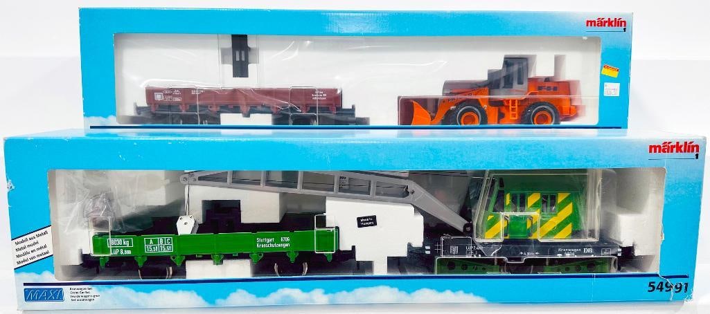 Marklin Modern 1 Gauge Maxi red Flat Bed Freight Car and orange Fuchs - Brand Forklift Model: Marklin Modern 1 Gauge Maxi red Flat Bed Freight Car and orange Fuchs - Brand Forklift Model and Maxi Crane Car Set, featuring a green Flat Bed Car and a Crane labeled DB Kranwage 6403 in C8 to C9 and