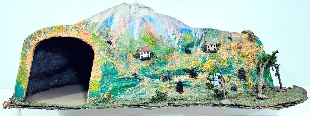 Lionel Prewar O Gauge 915 Felt and Wood Base Tunnel (1 of 6)