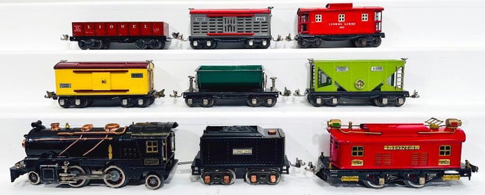Lionel Prewar O Gauge 262E Locomotive and 260T Tender and Assorted Freight Cars