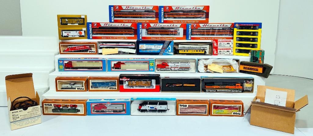 Model Power/Athearn Modern HO Scale Assorted Locomotives and Cars (1 of 7)