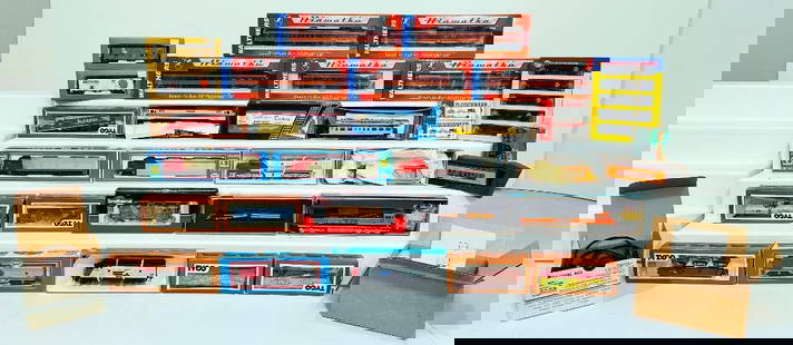 Model Power/Athearn Modern HO Scale Assorted Locomotives and Cars: Model Power/Athearn Modern HO Scale Assorted Locomotives and Cars, each in C7 or better.