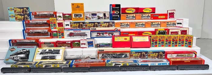 Walthers and Unknown Manufacturers Modern HO Scale Assorted Freight Cars and Passenger Cars