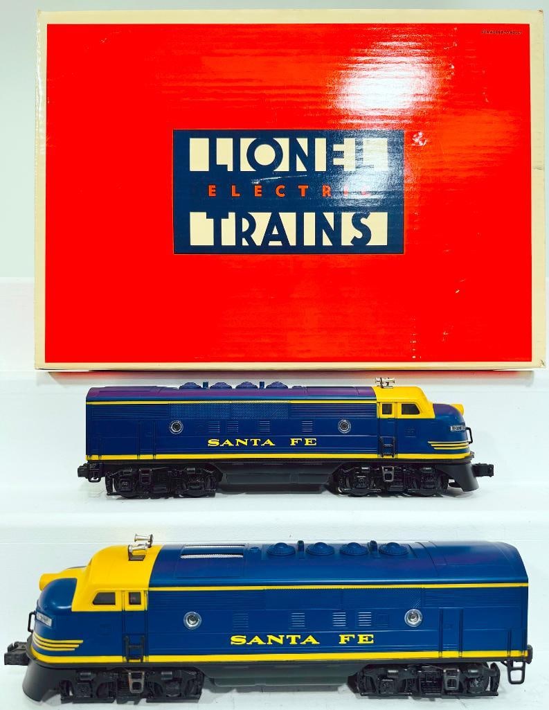 Lionel Modern O Gauge Santa Fe F3 AA Diesel Units #6 -18117 Boxed: Lionel Modern O Gauge Santa Fe F3 AA Diesel Units #6 -18117 Boxed, in C9 and with its original box.