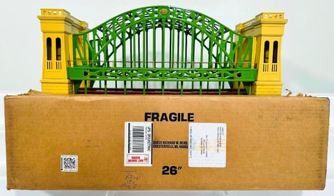 MTH Modern Wide Gauge Hellgate Bridge and Lionel Modern O Gauge Plexiglass Display Case