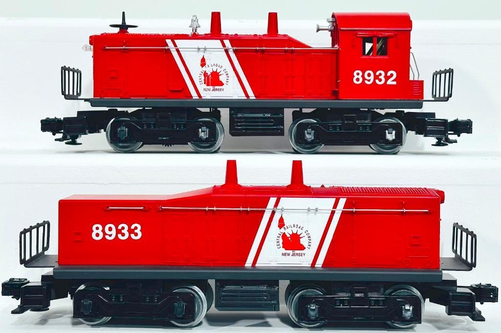 Lionel Modern O Gauge 8932 New Jersey Central Switcher and 8933 Switcher Calf: Lionel Modern O Gauge 8932 New Jersey Central Switcher and 8933 Switcher Calf, each in C8.