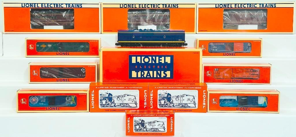 Lionel Modern O Gauge Norfolk and Western Aluminum Combo Car/Observation Car/Diner Car and ATSF (1 of 10)