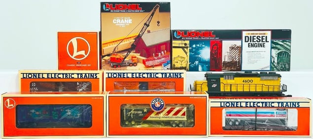 Lionel Modern O Gauge Chicago Northwestern GP 38 -2 Switcher/Five (5) Assorted Freight Cars