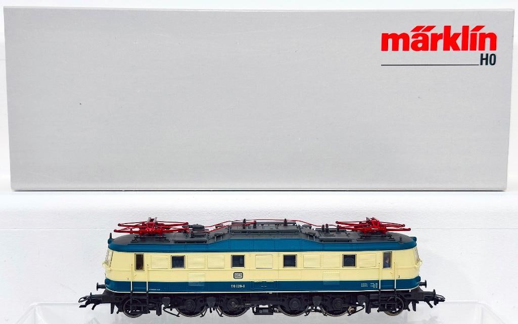 Marklin Modern HO Scale Electric Locomotive #37685: Marklin Modern HO Scale Electric Locomotive #37685, in C9 and with its original box.