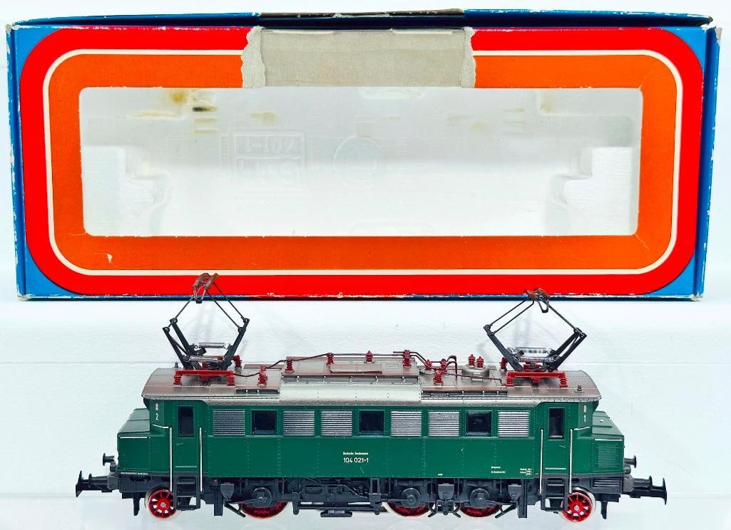 Marklin Modern HO Scale Electric Locomotive #3050: Marklin Modern HO Scale Electric Locomotive #3050, in C8 or better and with its original box that shows wear.