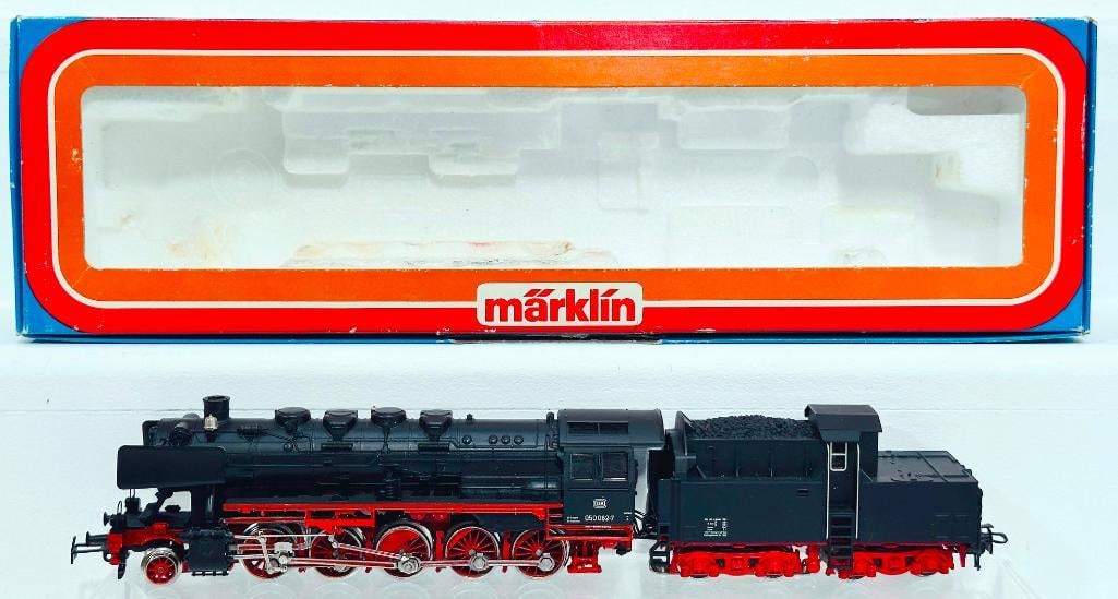 Marklin Modern HO Scale Locomotive and Tender #3084: Marklin Modern HO Scale Locomotive and Tender #3084, in C9 and with its original box that shows light wear.
