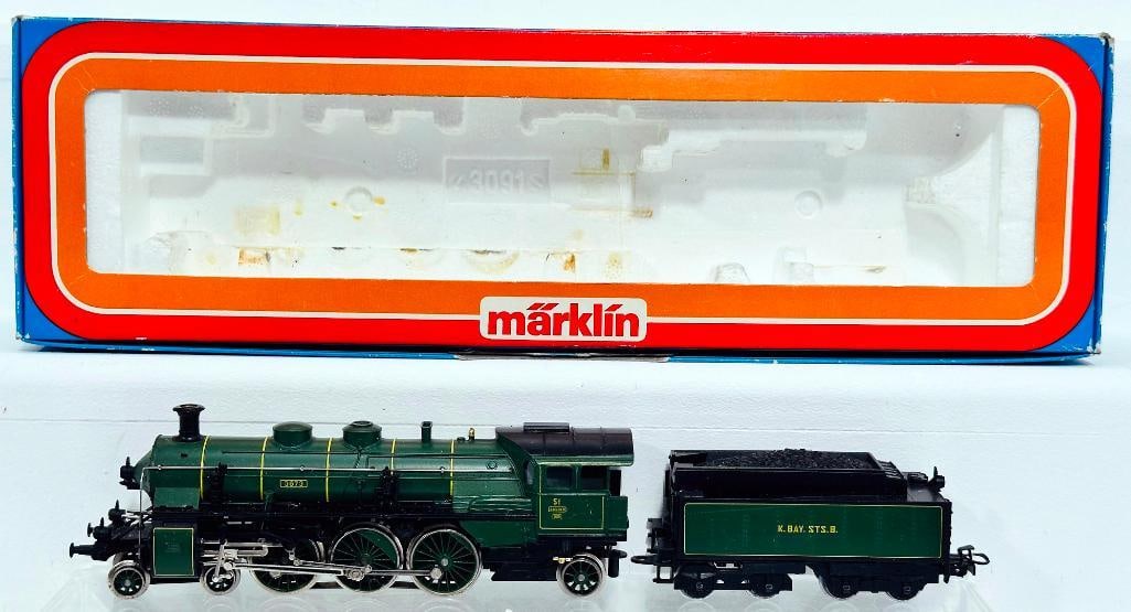 Marklin Modern HO Scale dark green Locomotive and Tender #3092: Marklin Modern HO Scale dark green Locomotive and Tender #3092, in C9 and with its original box that shows light wear.