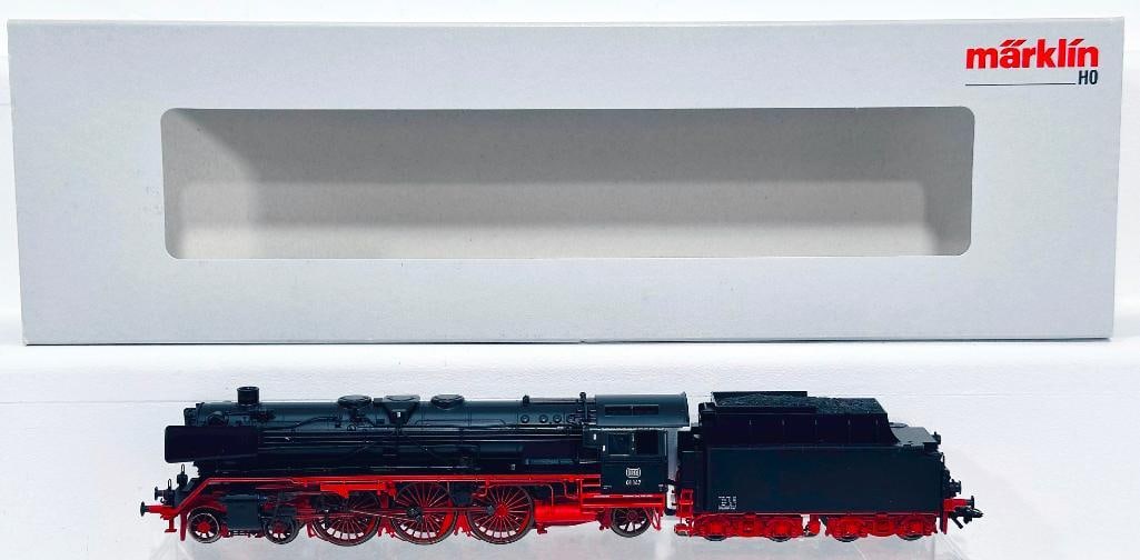 Marklin Modern HO Scale BR 01 Locomotive and Tender #39010: Marklin Modern HO Scale BR 01 Locomotive and Tender #39010, in C9 and each in its original box. Epoche III.