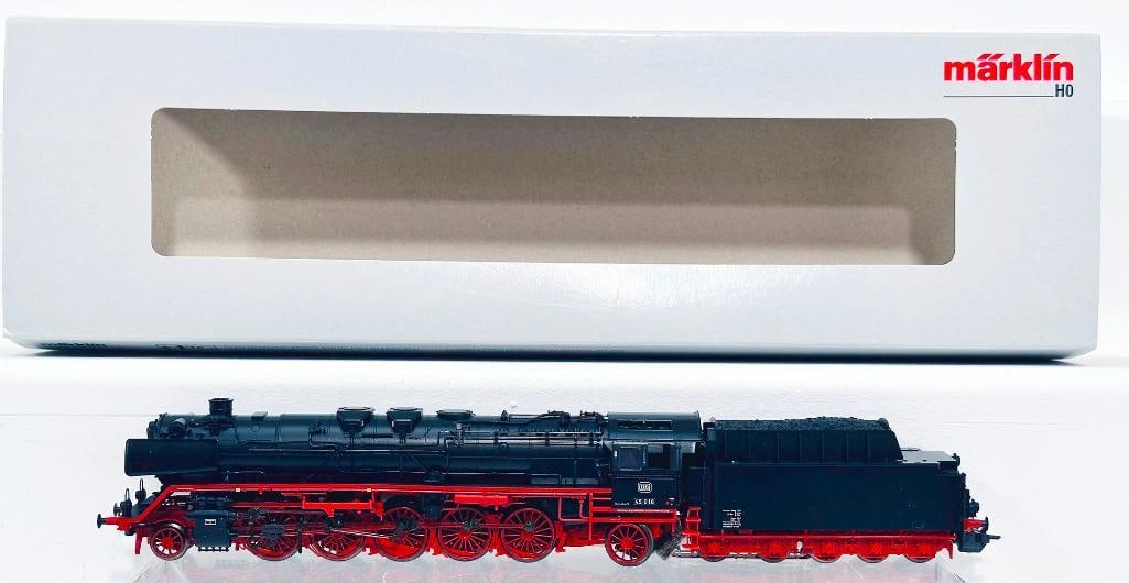Marklin Modern HO Scale BR 45 Locomotive and Tender #37455: Marklin Modern HO Scale BR 45 Locomotive and Tender #37455, in C9 and in its original box. Epoche III.