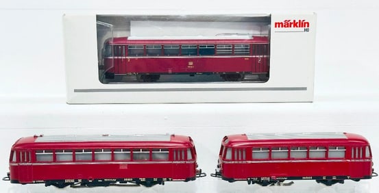 Marklin Modern HO Scale Electric Locomotive and Trailer Car #41980