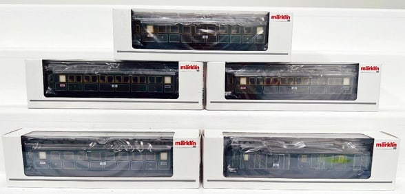 Marklin Modern HO Scale Extra Express Train Passenger Cars and Baggage Cars