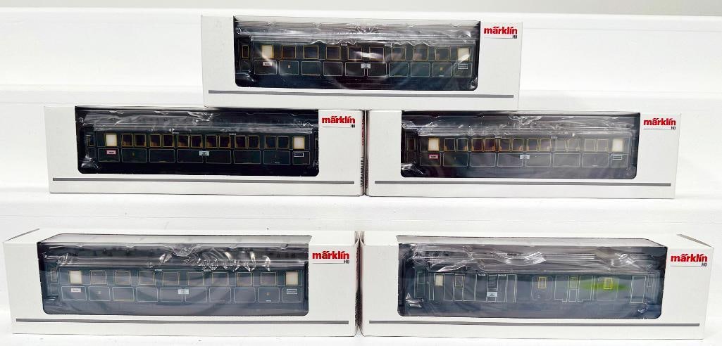 Marklin Modern HO Scale Extra Express Train Passenger Cars and Baggage Cars: Marklin Modern HO Scale Extra Express Train Passenger Car #41369 -Express Train Passenger Car #41359 -Express Train Passenger Car #41358 -Express Train Baggage Car #41379, each in C9 and each with its