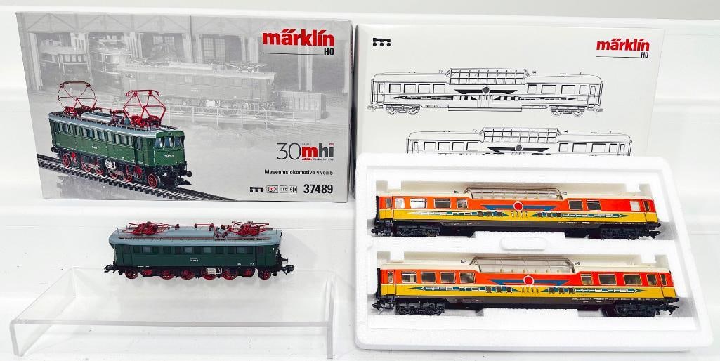 Marklin Modern HO Scale Class 175 Electric Locomotive #37489 and 2 Vista Dome Cars #42995 (1 of 9)