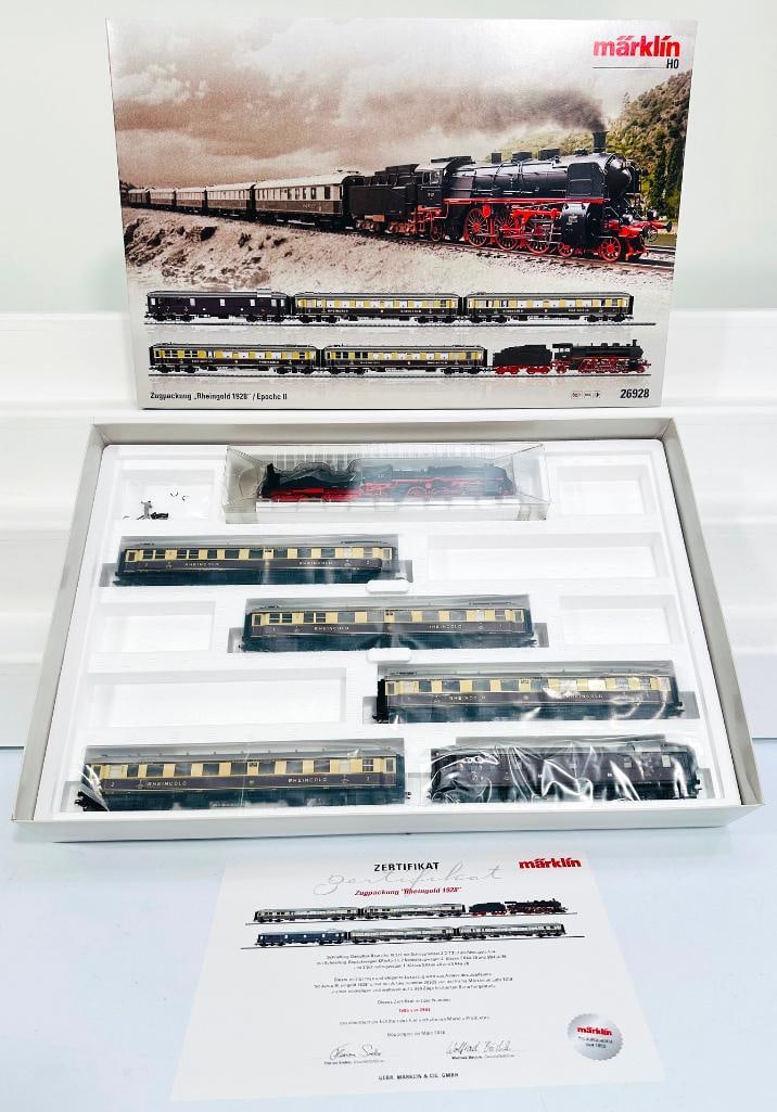 Marklin Modern HO Scale 1928 Rheingold Train Set #26928: Marklin Modern HO Scale 1928 Rheingold Train Set #26928, in C9 and with its original box.