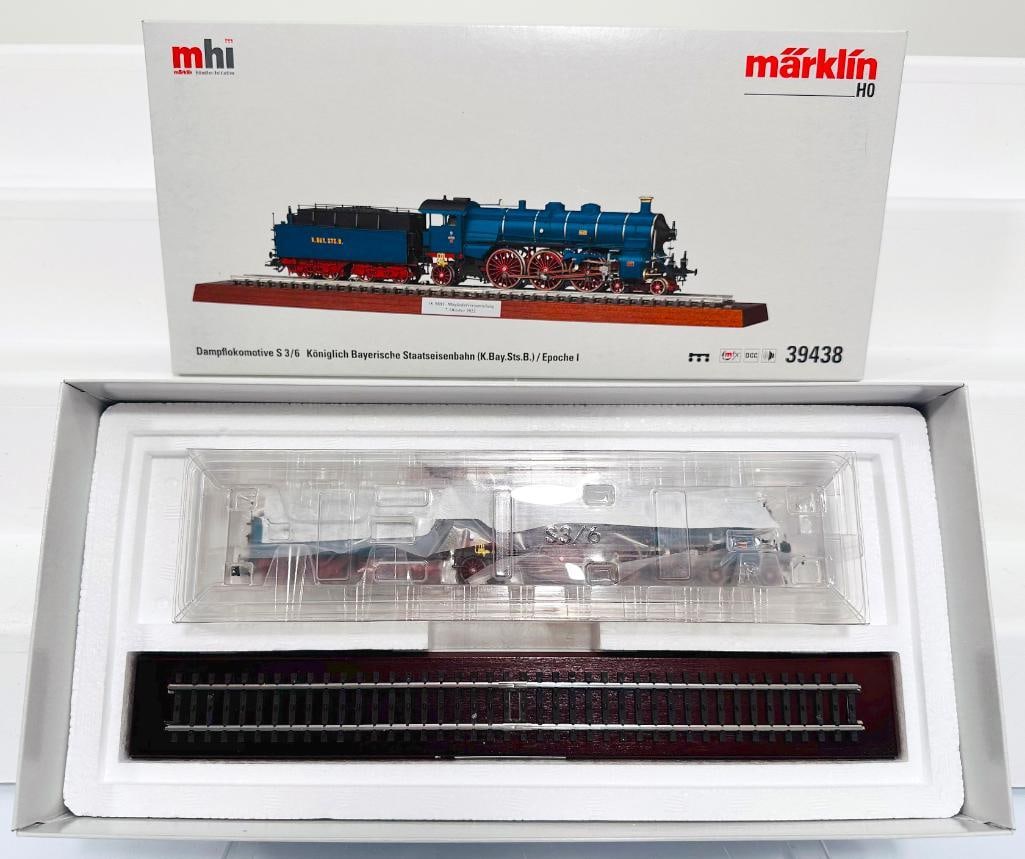 Marklin Modern HO Scale Blue Locomotive and Tender K. BAY. STS. B. #39438: Marklin Modern HO Scale Blue Locomotive and Tender K. BAY. STS. B. #39438, in C9 and with its original box. Epoche I.