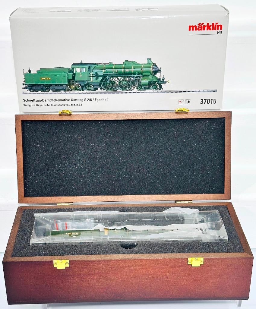 Marklin Modern HO Scale green Locomotive and Tender #37015: Marklin Modern HO Scale green Locomotive and Tender #37015, in C9 and with its original box. Epoche V.