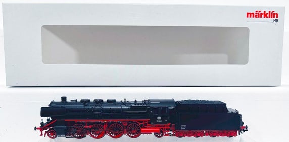 Marklin Modern HO Scale Locomotive and Tender #39390