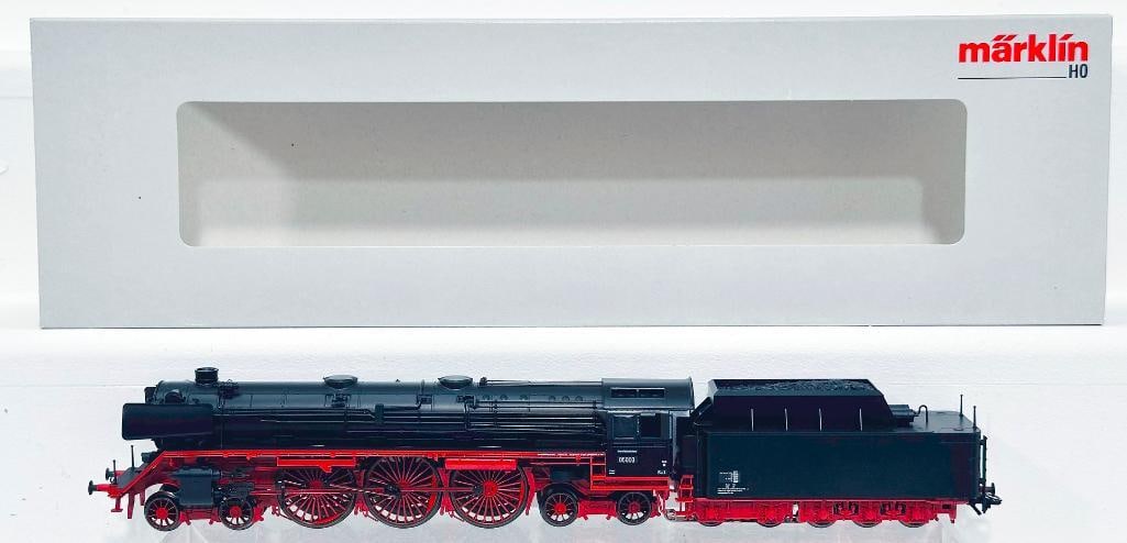 Marklin Modern HO Scale Locomotive and Tender BR 05 #39050: Marklin Modern HO Scale Locomotive and Tender BR 05 #39050, in C9 and with its original box. Epoche III.