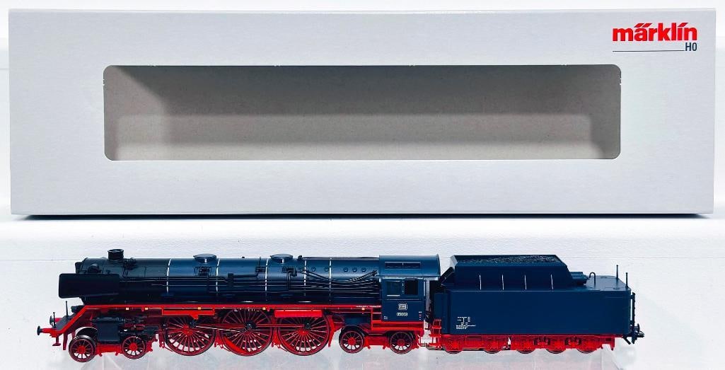 Marklin Modern HO Scale Locomotive and Tender BR 05 #39052: Marklin Modern HO Scale Locomotive and Tender BR 05 #39052, in C9 and in its original box. Epoche III.