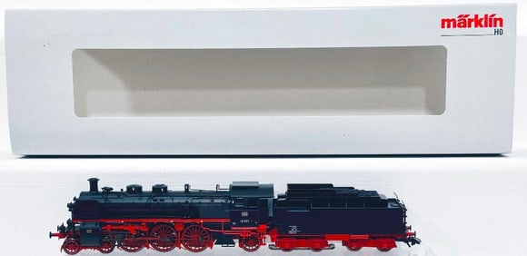 Marklin Modern HO Scale Locomotive and Tender BR 18.5 #39030