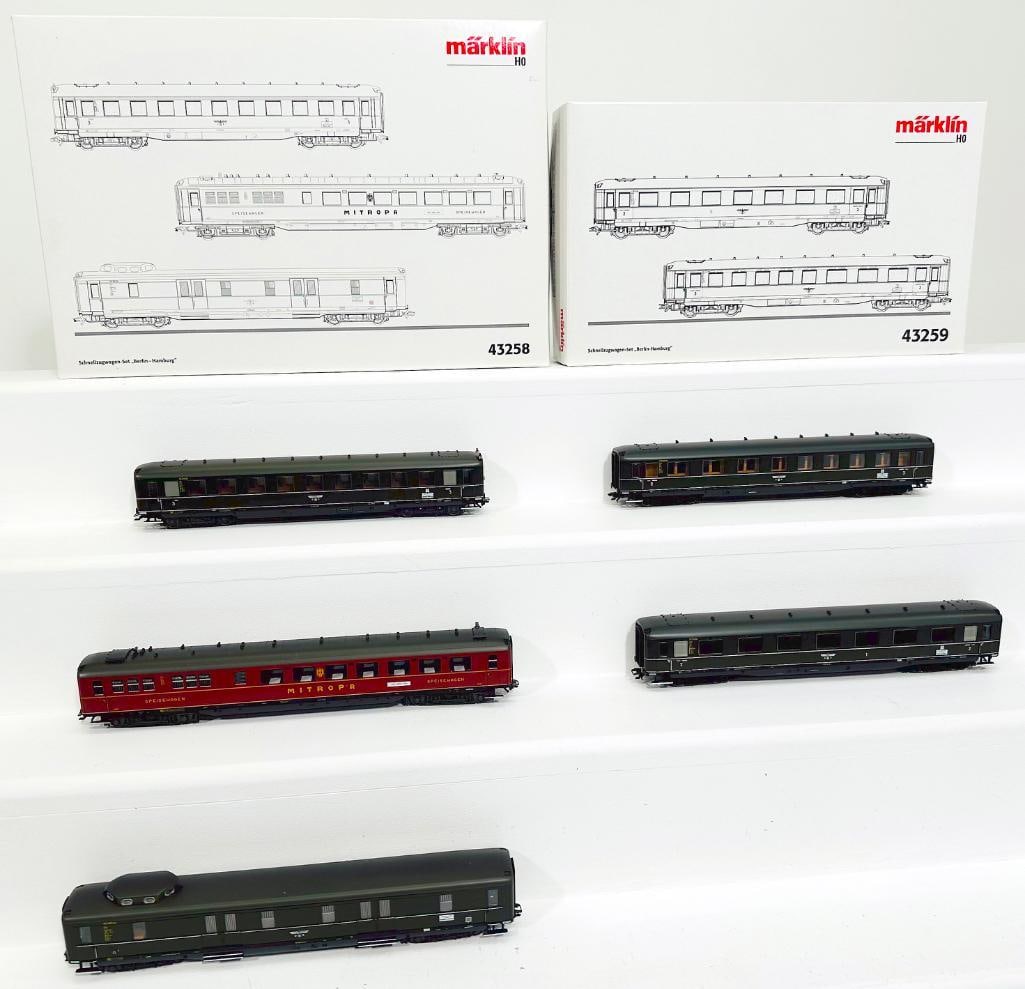 Marklin Modern HO Scale to Berlin–Hambarg Passenger 2 Car Set #43259 and 3 Car Berlin–Hamberg: Marklin Modern HO Scale to Berlin -Hambarg Passenger 2 Car Set #43259 and 3 Car Berlin -Hamberg Passenger Car Set #43258, each in C9 and each with its original box.