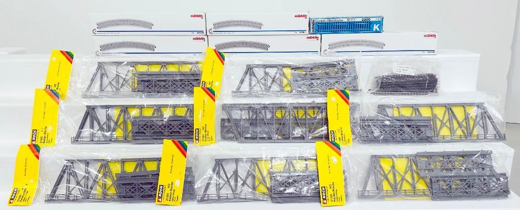 Marklin Modern HO Scale Track Pieces 22 -13/16 inches.30° #24330 X5 - Assorted Girder Bridge Cases: Marklin Modern HO Scale Track Pieces 22 -13/16 inches.30° #24330 X5 and Assorted Girder Bridge Cases by Noch -10x 1/1 Straight Sections #2200, each in C9 and each with its original box or packaging.