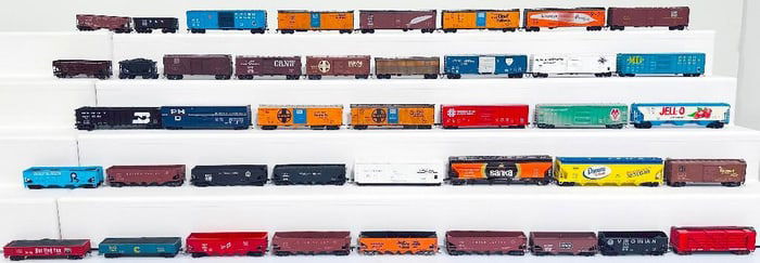 Unknown Manufacturers Modern HO Scale Assorted Freight Cars