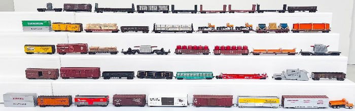 Unknown Manufacturers Modern HO Scale Assorted Freight Cars