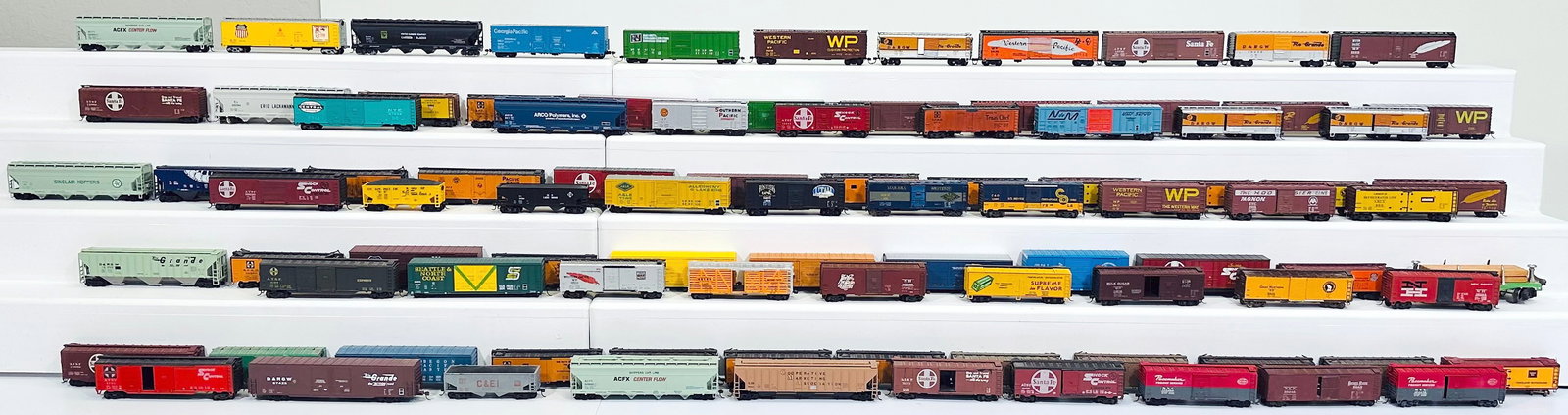 Unknown Manufacturers Modern HO Scale Assorted Freight Cars (1 of 15)