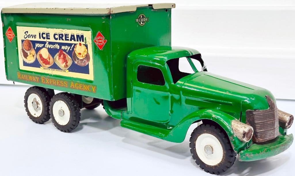 Buddy L Postwar #760 Type II Railway Express Truck green and gray: Buddy L Postwar #760 Type II Railway Express Truck green and gray, in C6 and made in 1950 to 1951.